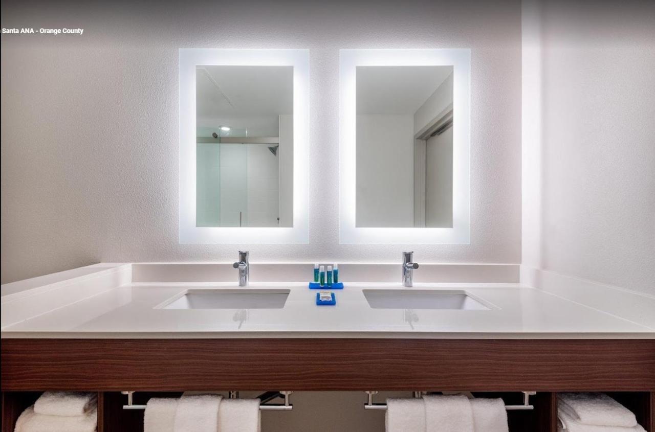 Holiday Inn Express & Suites Santa Ana - Orange County By Ihg Exterior foto